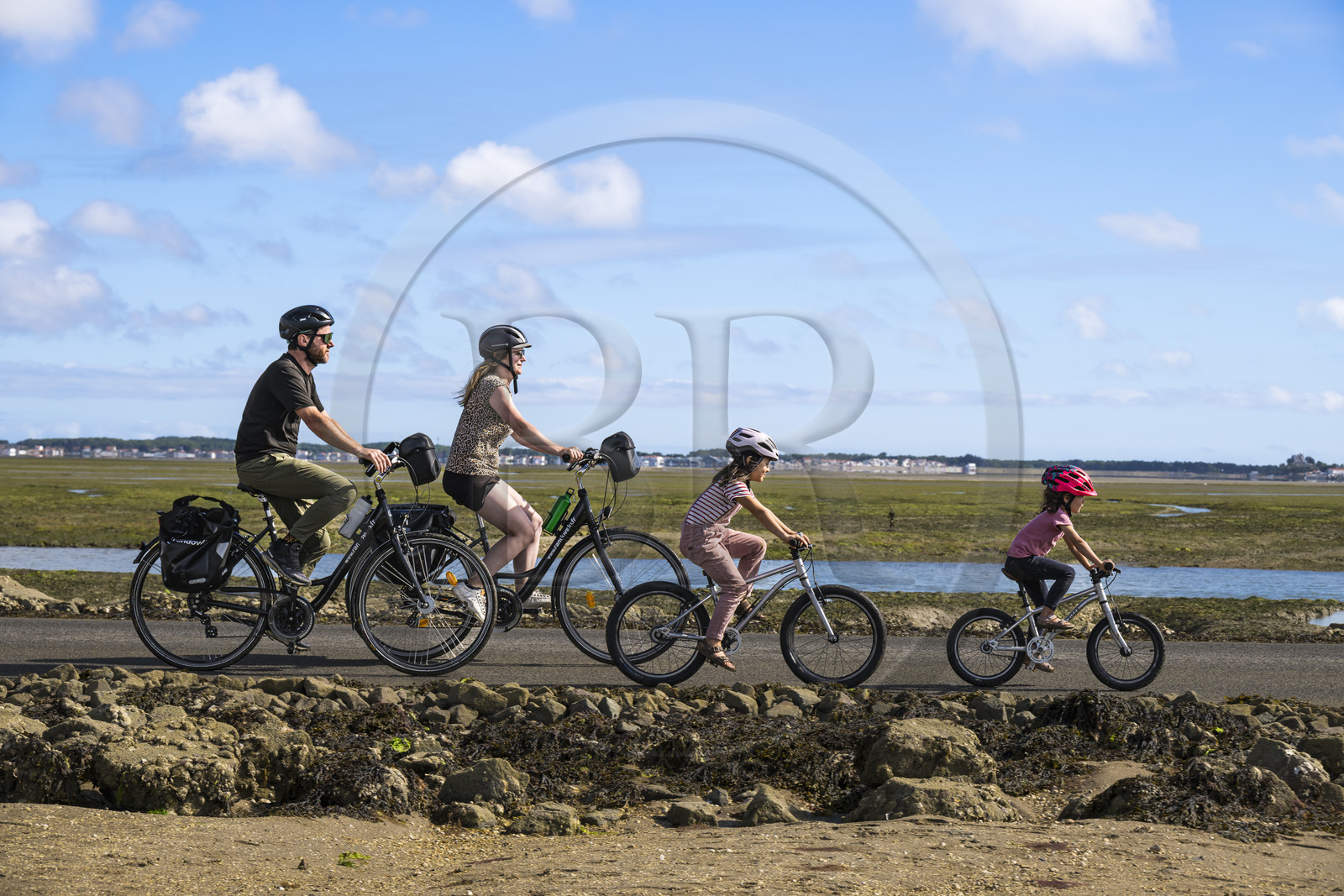 France, Vendée (85), île de Noirmoutier, Barbatre, cyclistes sur le passage du Gois, chaussée submersible qui relie l'île au continent à marrée basse