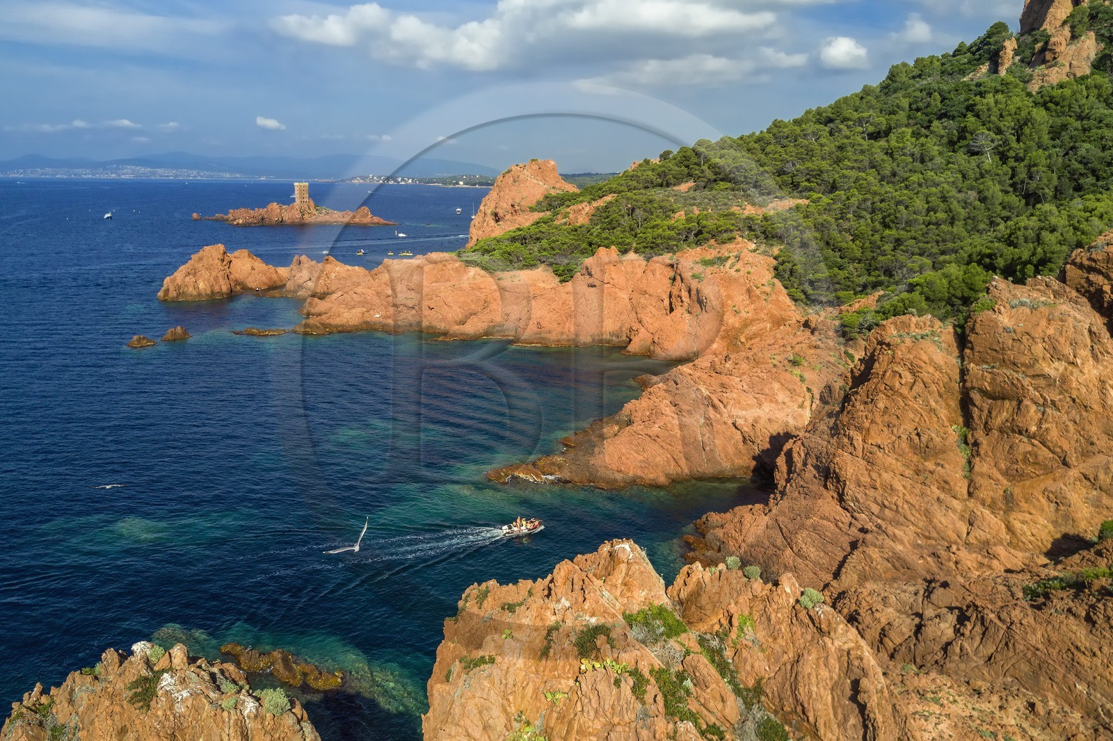France, Var (83), Agay commune de Saint-Raphaël, massif de l'Estérel, la Corniche d'Or, la tour de l'Ile d'Or au large du cap du Dramont (vue aérienne)