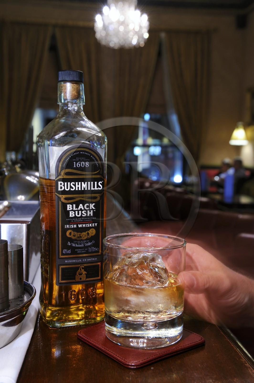 Royaume-Uni, Irlande du Nord, Belfast, le bar du Merchant Hotel dans une ancienne banque, bouteille de whisky Bushmills
