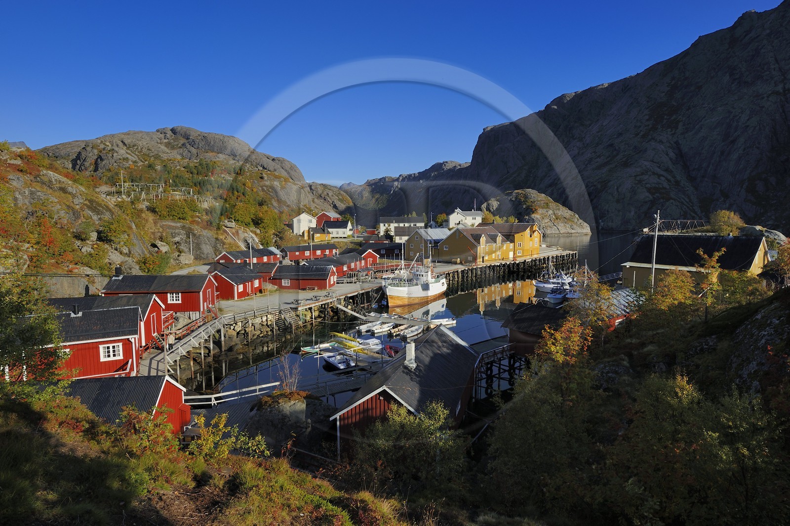 Norvège, Nordland, Iles Lofoten, Ile de Flakstadoy, le port du village restauré de Nussfjord