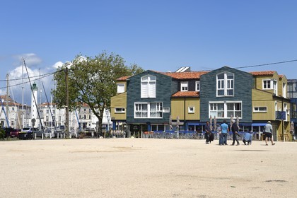 France, Charente-Maritime (17), La Rochelle, partie de pétanque sur la petite place de la rue de l'Archimede au pied de la Tour Saint Nicolas