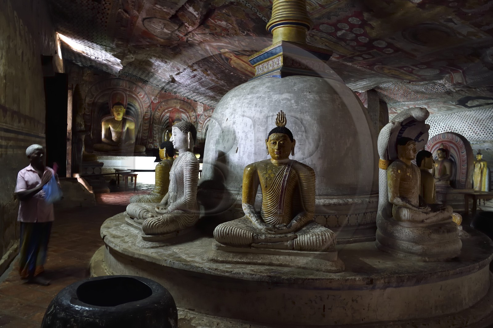 Sri Lanka, province du centre, district de Matale, Dambulla, Temple d'Or, Temple du Rocher Royal aussi appelé Ran Giri (Rocher doré) classé patrimoine mondial de l'UNESCO, la grotte n°2 Maharaja Viharaya est la plus vaste, Stupa