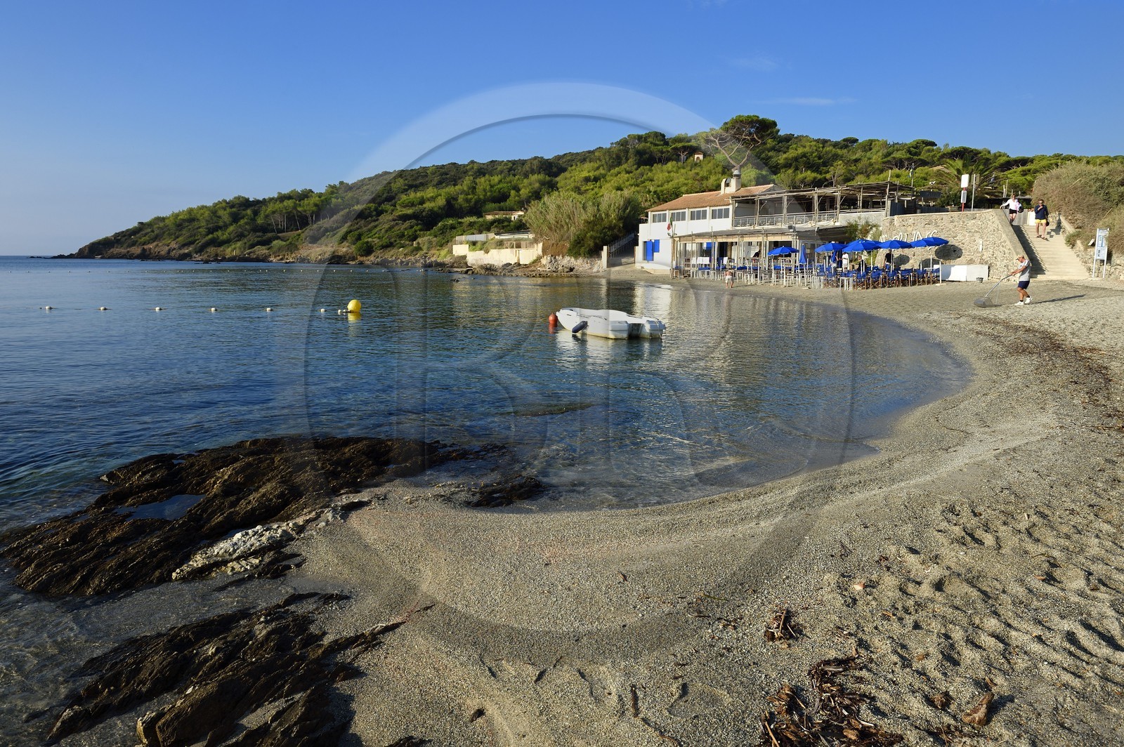France, Var (83), Saint-Tropez, la plage des Salins au petit matin