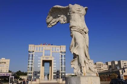 France, Hérault (34), Montpellier, quartier Antigone, réplique de la Victoire de Samothrace et l' Hôtel de région de l'architecte Ricardo Bofill