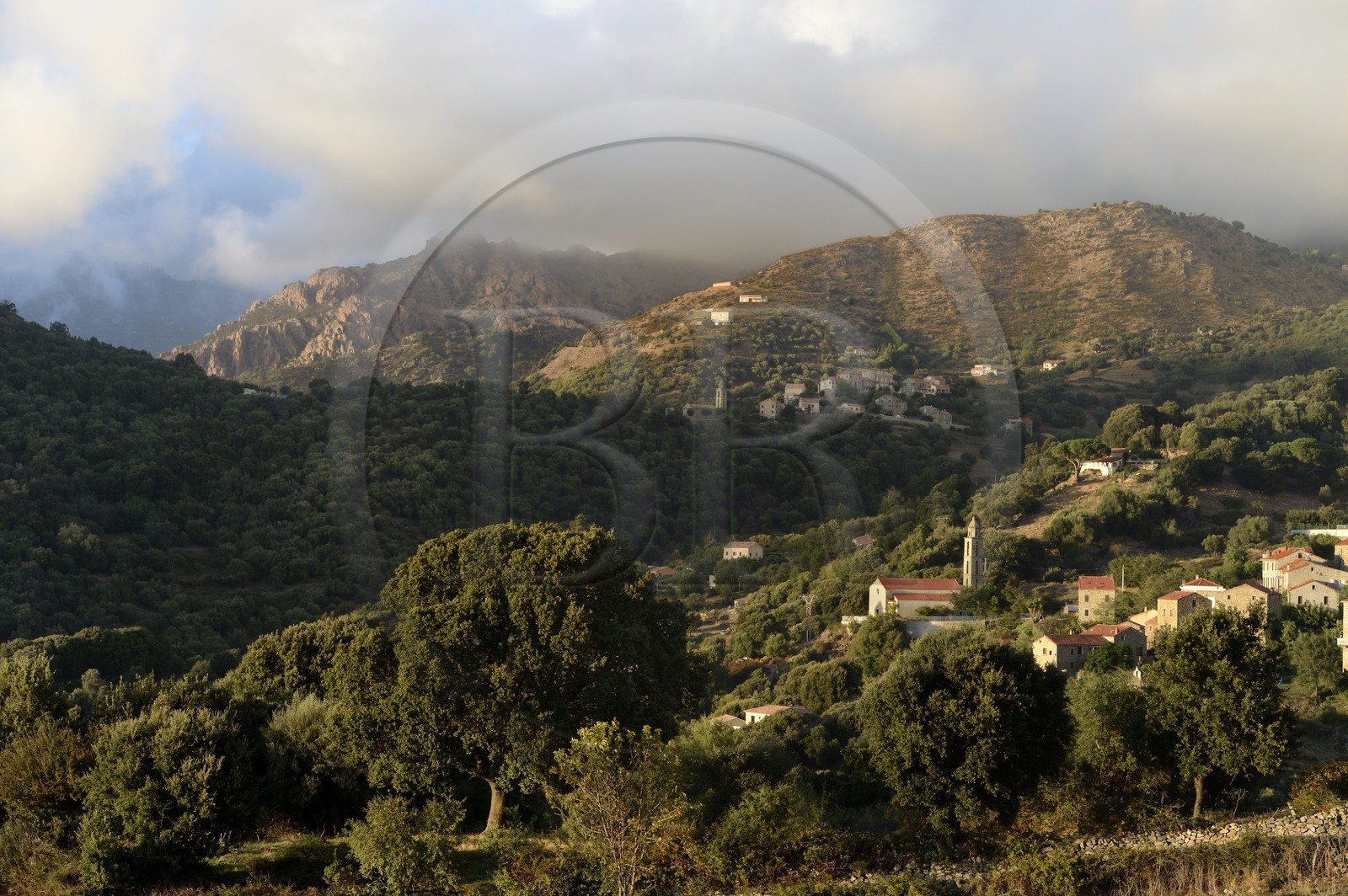 France, Corse-du-Sud (2A), région de Sartène, village de Fozzano et Santa Maria Figaniella en arrière plan