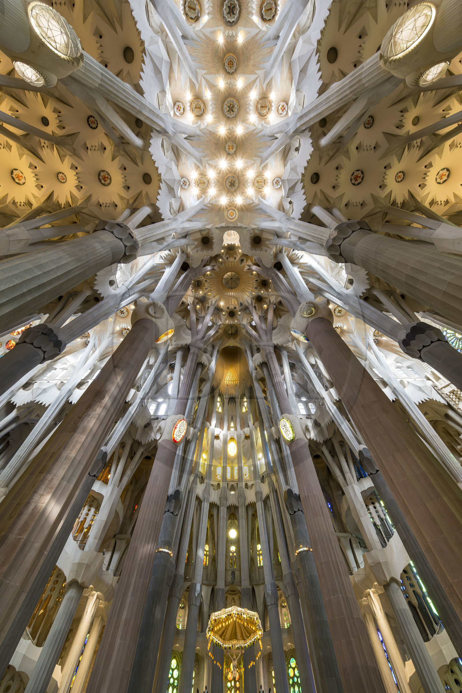 Espagne, Catalogne, Barcelone, quartier de l'Eixample, basilique de la Sagrada Familia de l'architecte du modernisme catalan Antoni Gaudi classée Patrimoine Mondial de l'UNESCO, le chœur, le ciborium, la coupole et la voute de la Nef en haut