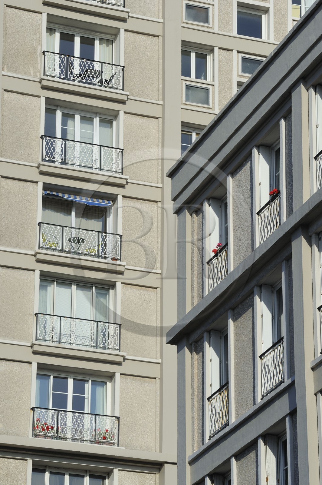 France, Seine-Maritime (76), Le Havre, Centre-ville reconstruit du Havre par Auguste Perret classé Patrimoine Mondial de l'UNESCO, détail de la façade des immeubles Perret de la Porte Océane au bout de l'avenue Foch