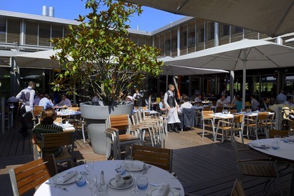 France, Rhône (69), Lyon, quartier de Vaise, terrasse de la brasserie L'Ouest de Paul Bocuse