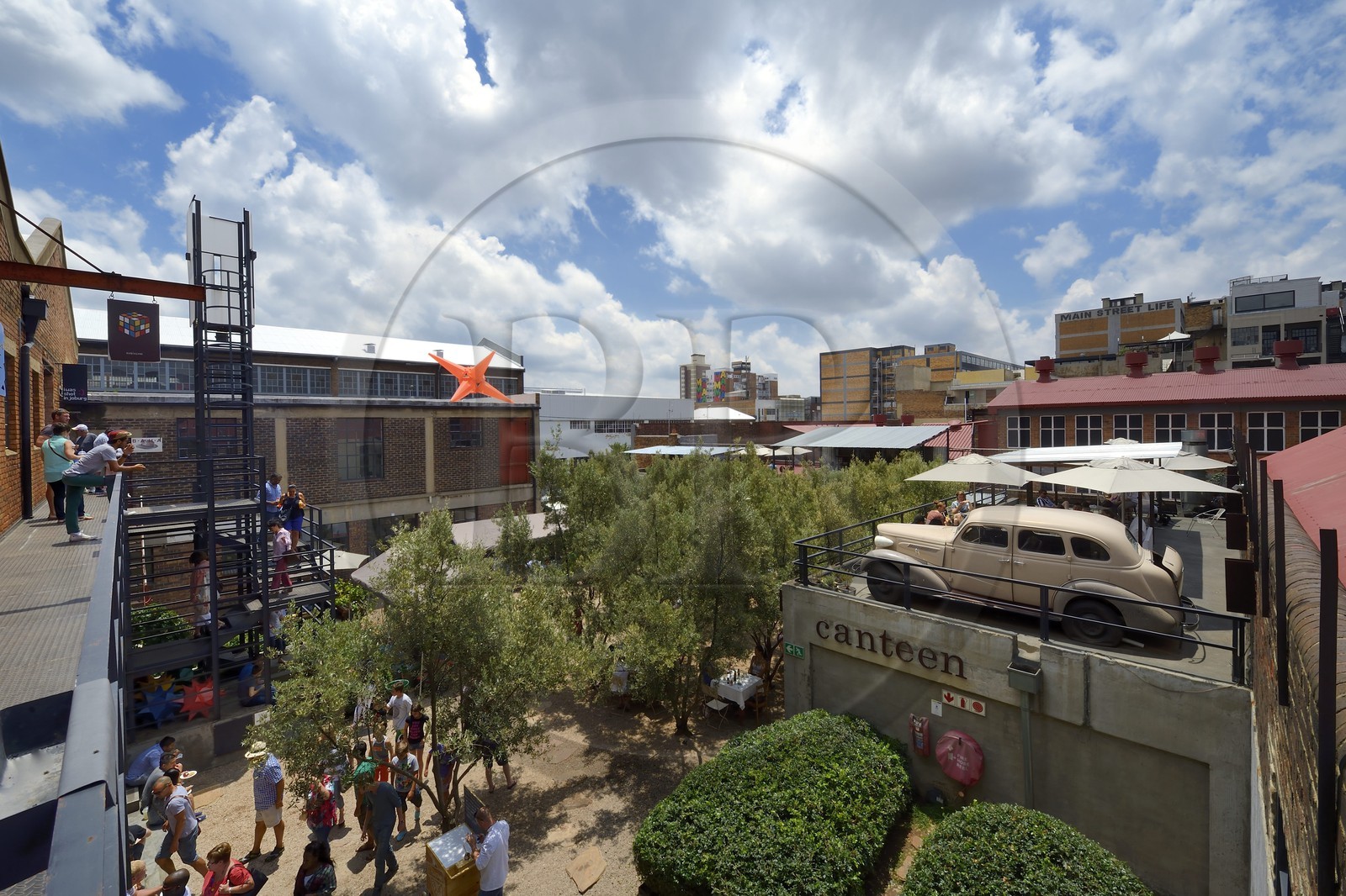 Afrique du Sud, province de Gauteng, Johannesburg, quartier de Maboneng, Arts on Main, lieu culturel dans un ancien entrepôt rénové qui a été construit à l'origine en 1911, mélangeant galeries d'art, librairies, restaurants et boutiques à la mode