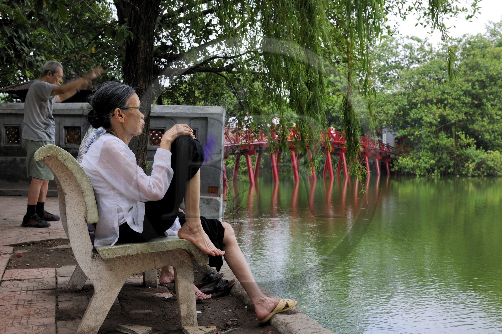 Vietnam, Hanoï, vieille ville, lac Hoan Kiem appelé le petit lac ou lac de l'épée restituée, temple Ngoc Son (de la montagne de jade) et le pont Thê Huc