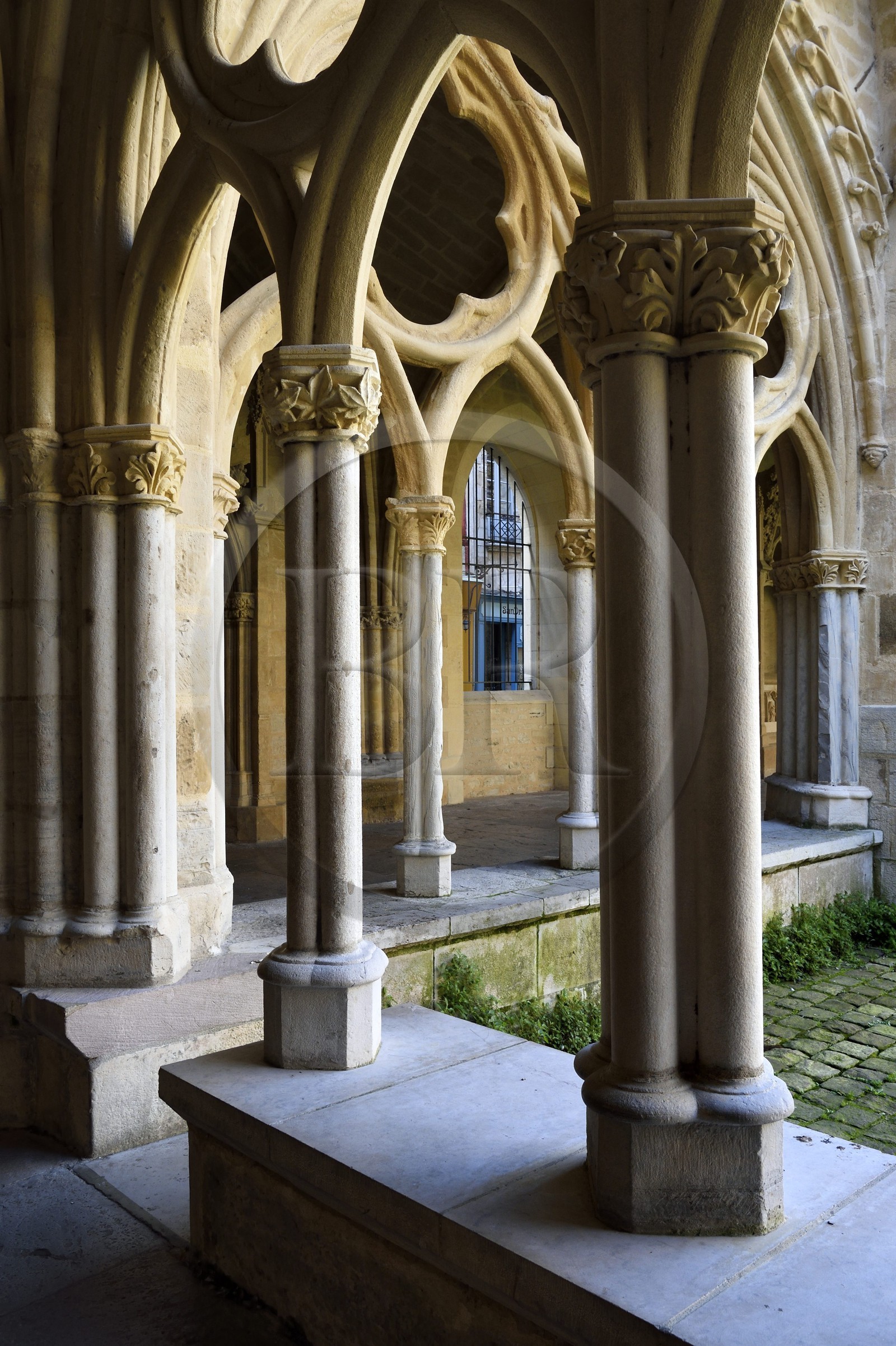 France, Pyrénées-Atlantiques (64), Pays-Basque, Bayonne, cloitre de la cathédrale Sainte-Marie de style gothique flamboyant datant du XIVe siècle