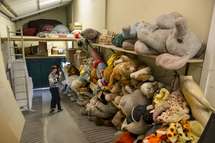 France, Hauts-de-Seine (92), Malakoff, l'artiste Annette Messager dans son atelier