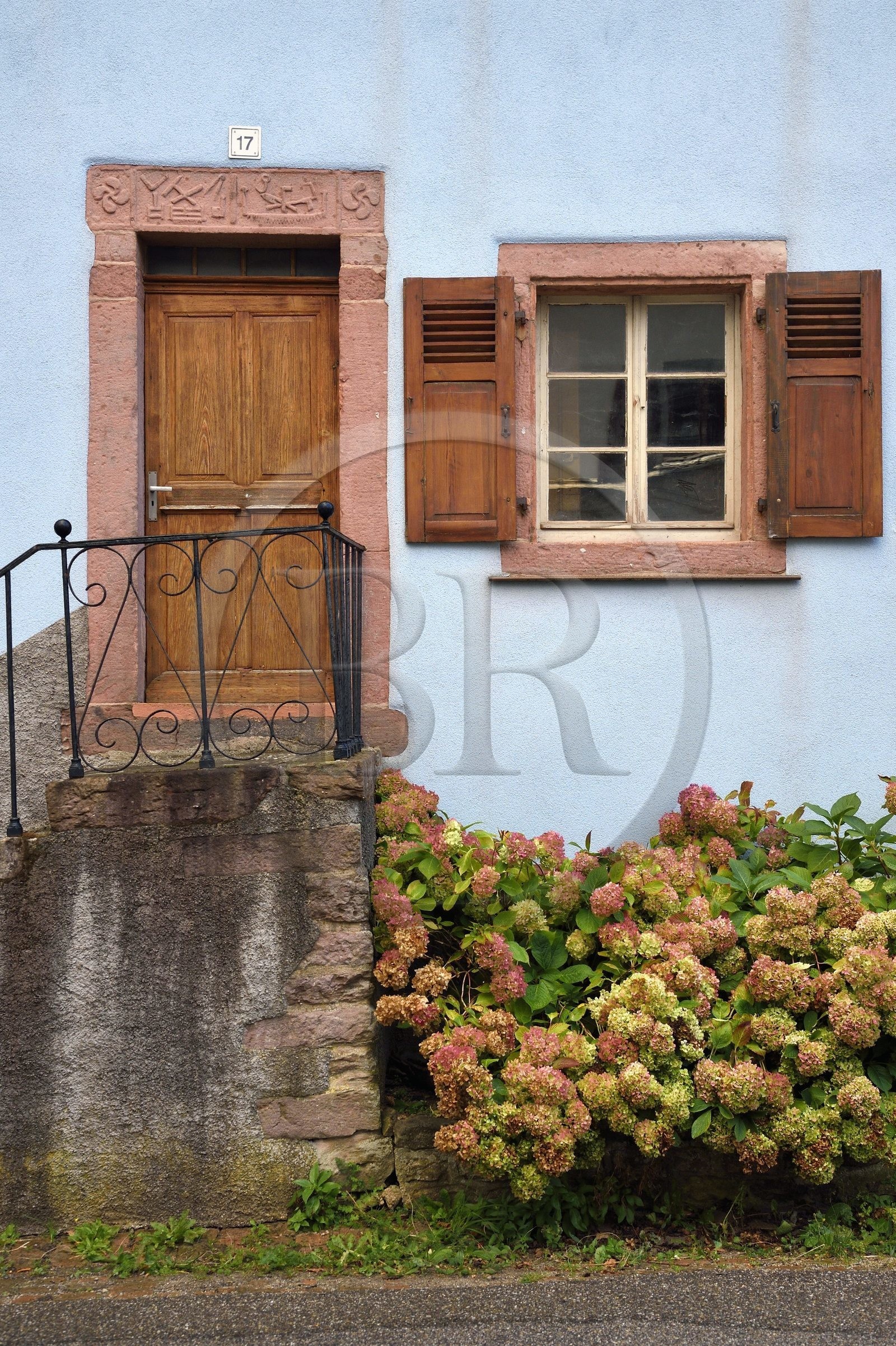 France, Haut-Rhin (68), Thannenkirch, maison dont le linteau donne le métier de l'ancien propriétaire, ici un bucheron qui faisait du débardage et aussi tailleur de pierre
