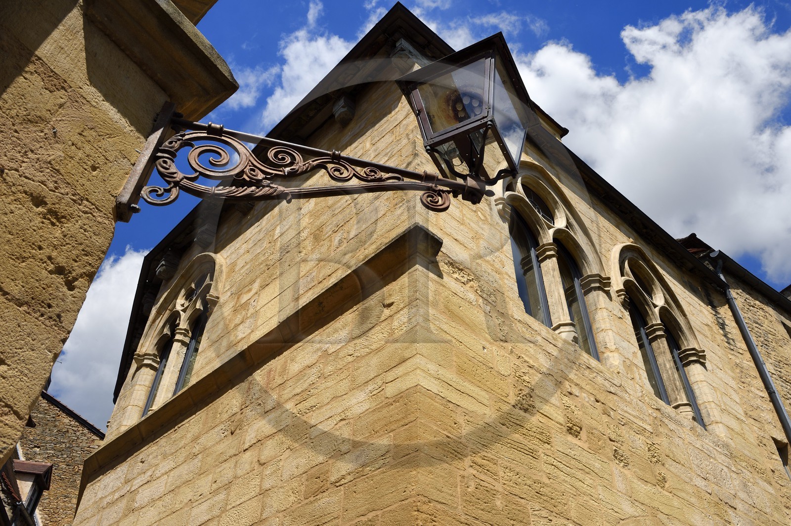 France, Dordogne (24), Périgord Noir, vallée de la Dordogne, Sarlat-la-Canéda, Hotel particulier dans la vieille ville et éclairage public