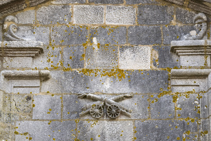 France, Morbihan (56), Port-Louis, la citadelle de Port-Louis remaniée par Vauban à l'entrée de la rade de Lorient, bas-relief représentant deux canons avec les flammes du tir