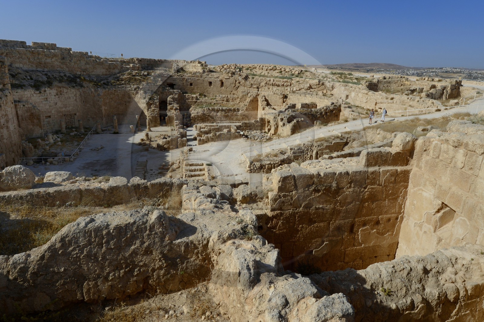 Israel, Cisjordanie, l'Hérodion, colline artificiellement exhaussée qui abrite les ruines d'un palais fortifié construit par le roi Hérode Ier le Grand (site classé Parc National), l'intérieur du cratère