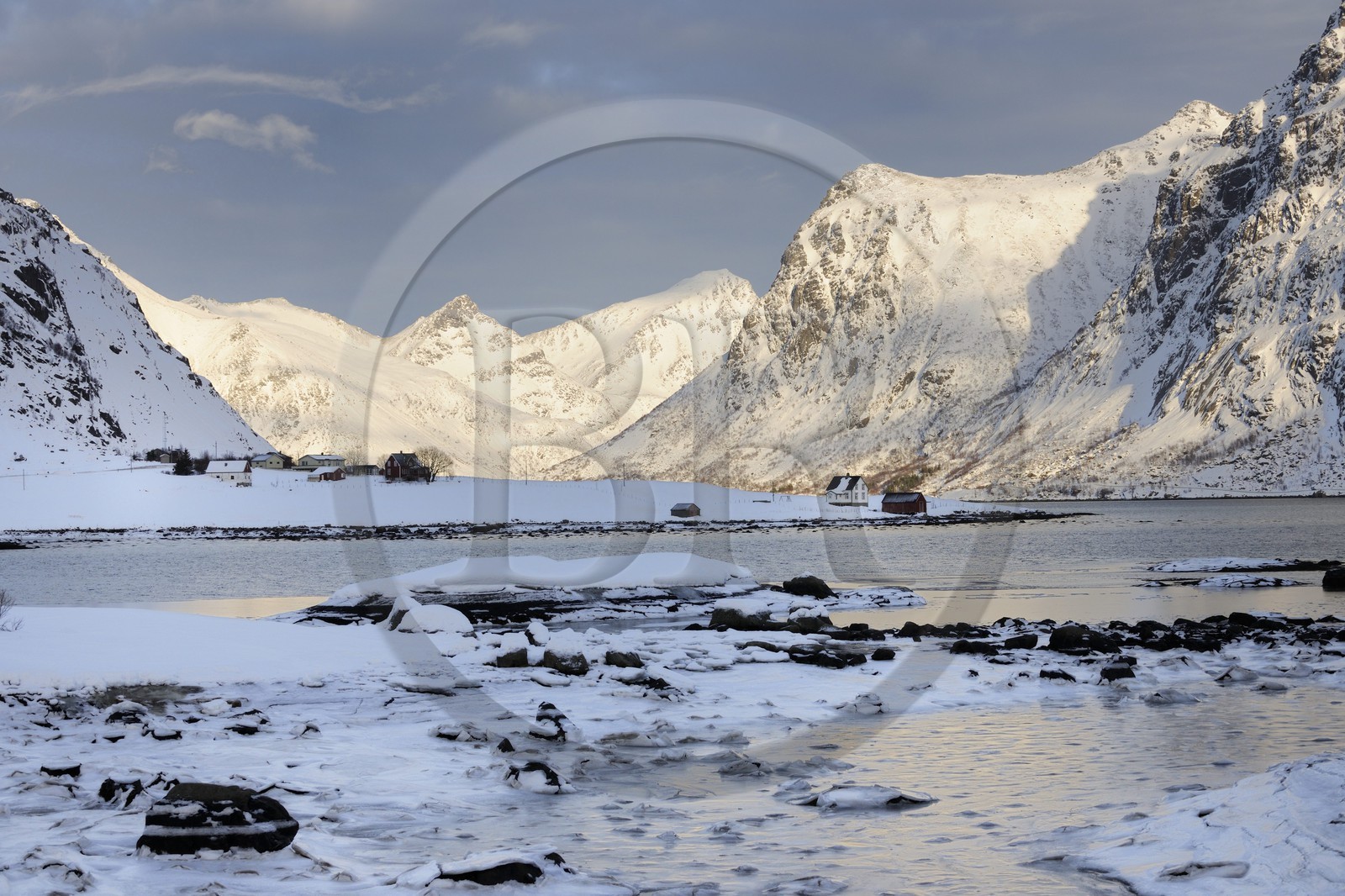 Norvège, Nordland, Iles Lofoten, paysage d'hiver de l'Ile de Flakstad