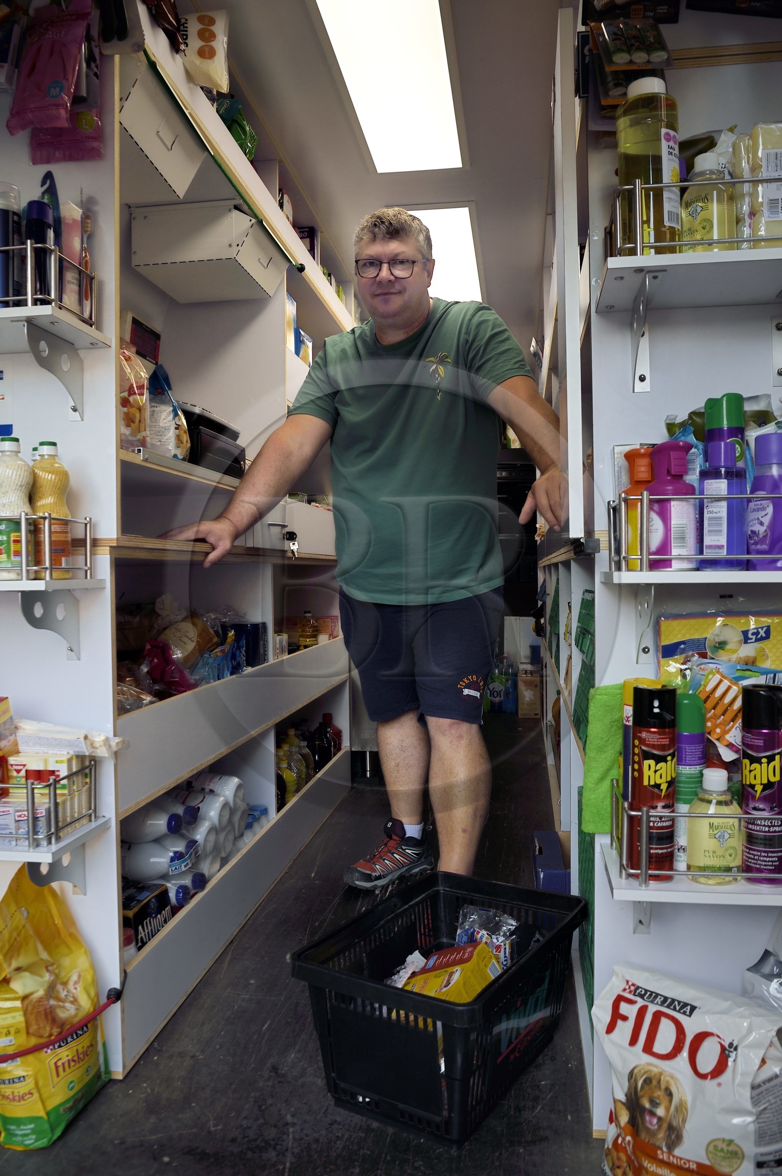 France, Cantal (15), Ferrières-Saint-Mary, camionnette épicerie de Monsieur Dieu qui tient la supérette de proximité Vival, il fait la tournée dans les hameaux et villages