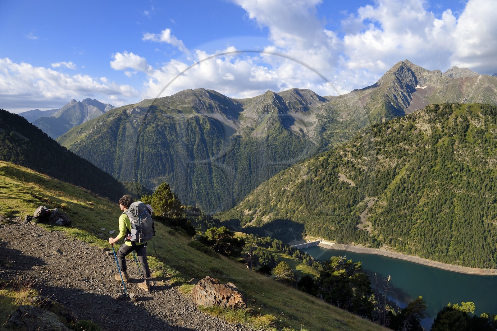France, Hautes-Pyrénées (65), Saint-Lary-Soulan et Vielle-Aure, randonnée sur une variante du GR10 entre le col de Portet et les lacs de Bastan en bordure de la réserve naturelle de Néouvielle, le lac artificiel de l'Oule