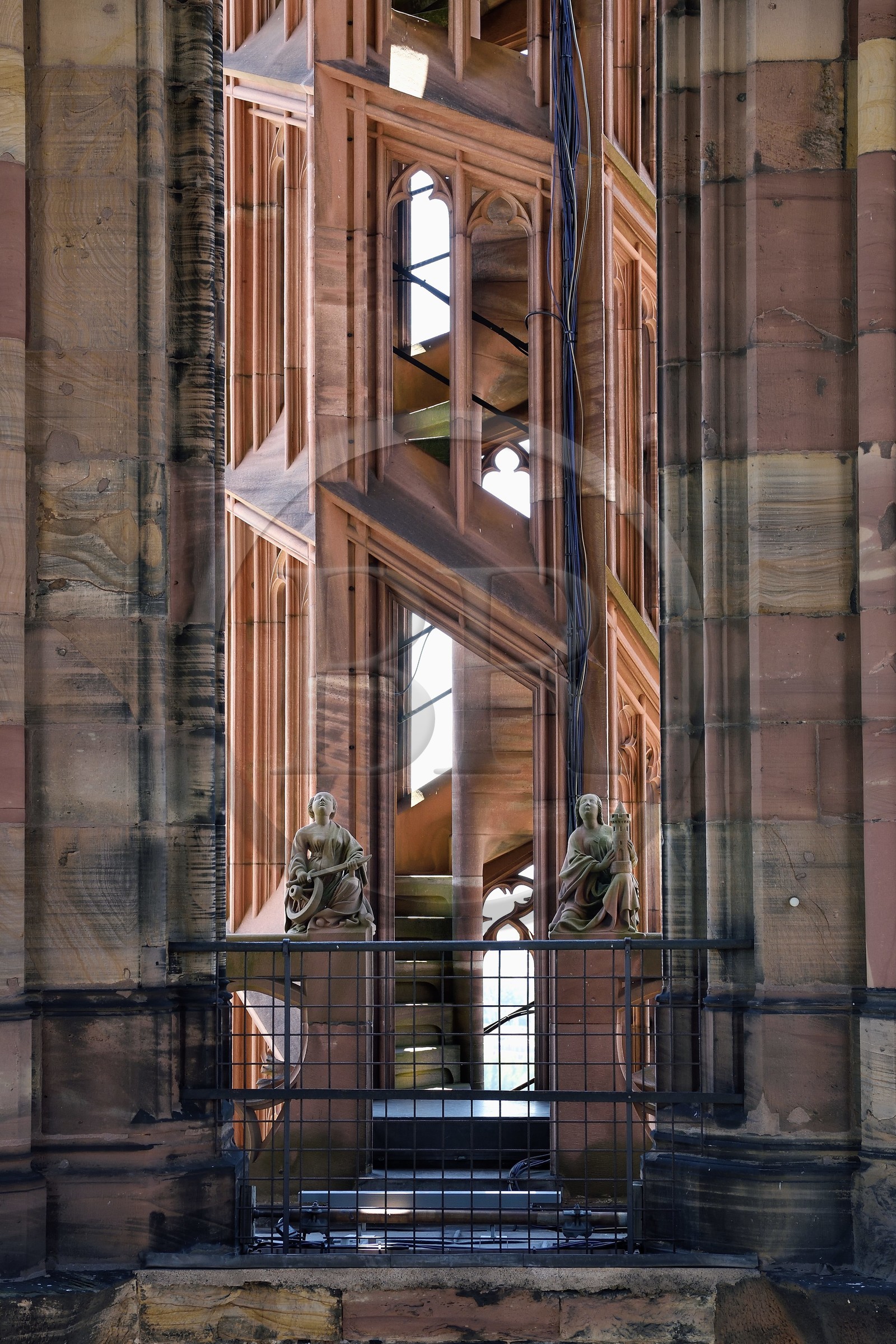 France, Bas-Rhin (67), Strasbourg, vieille ville classée au Patrimoine Mondial de l'UNESCO, la cathédrale Notre-Dame, à mi hauteur de chacun des quatres escaliers à vis appelées les Vier Schnecken (quatre escargots), une passerelle les relie à la tour octogonale et on y trouve deux statues, ici Sainte Catherine et Sainte Barbe