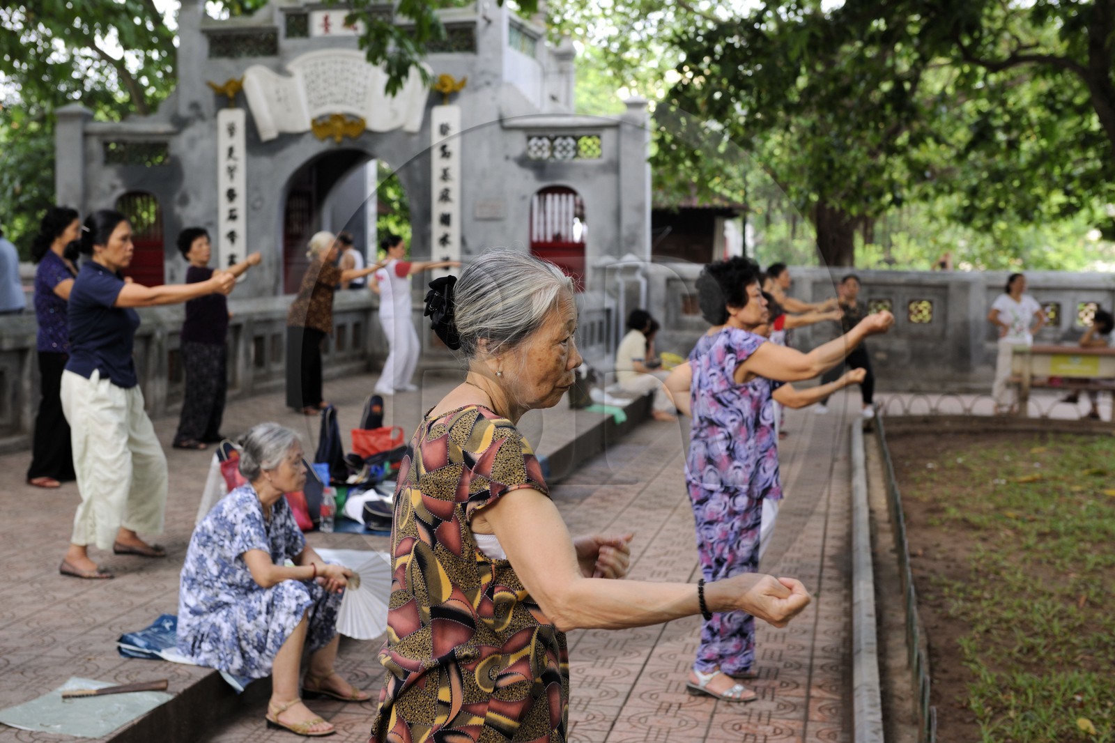 Vietnam, Hanoï, vieille ville, lac Hoan Kiem appelé le petit lac ou lac de l'épée restituée, femmes pratiquant le Tai chi