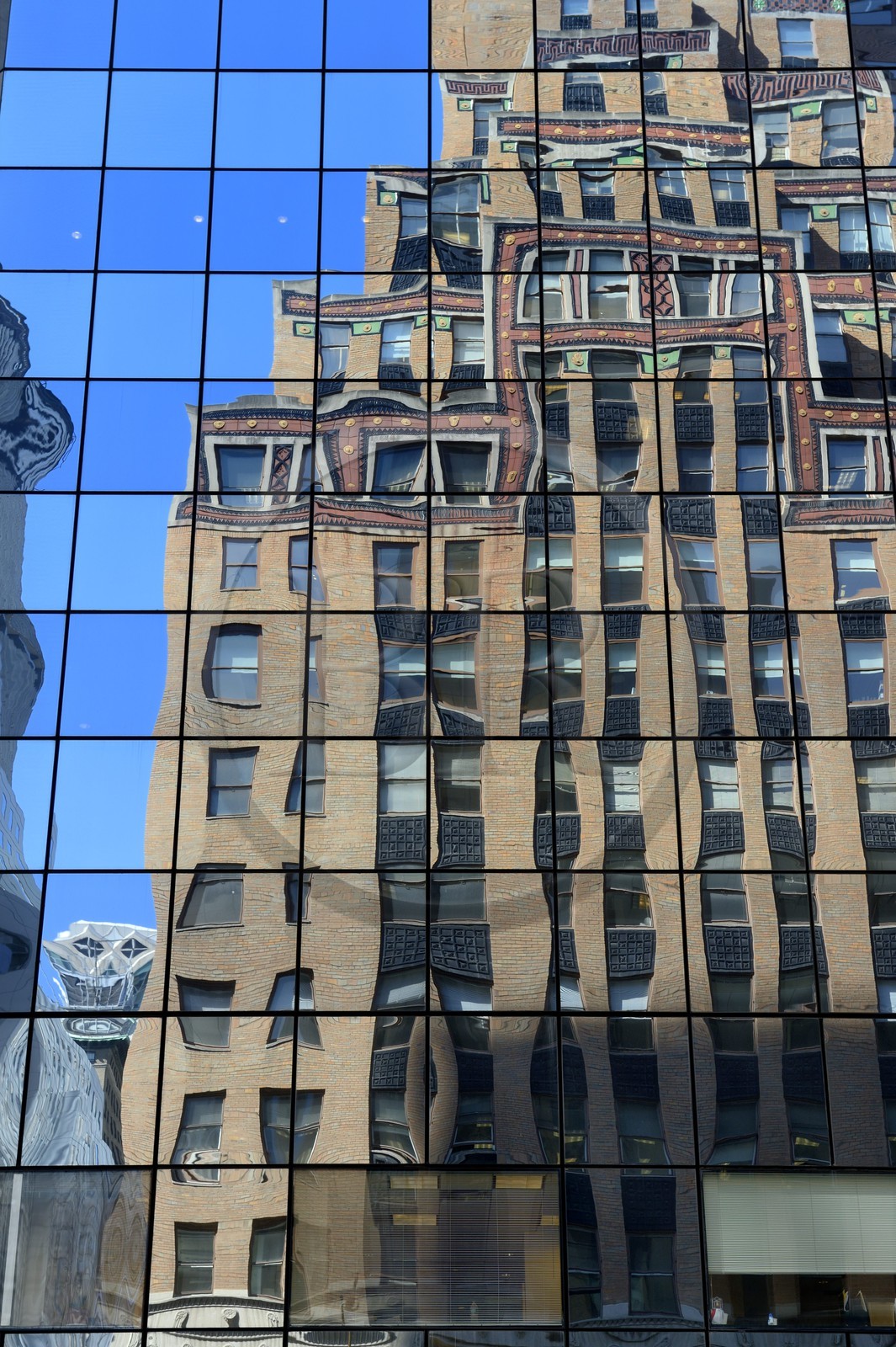 Etats-Unis, New York, Manhattan, Midtown, 5eme Avenue, l'immeuble Art déco Fred F. French Building se reflétant dans la Safra National Bank