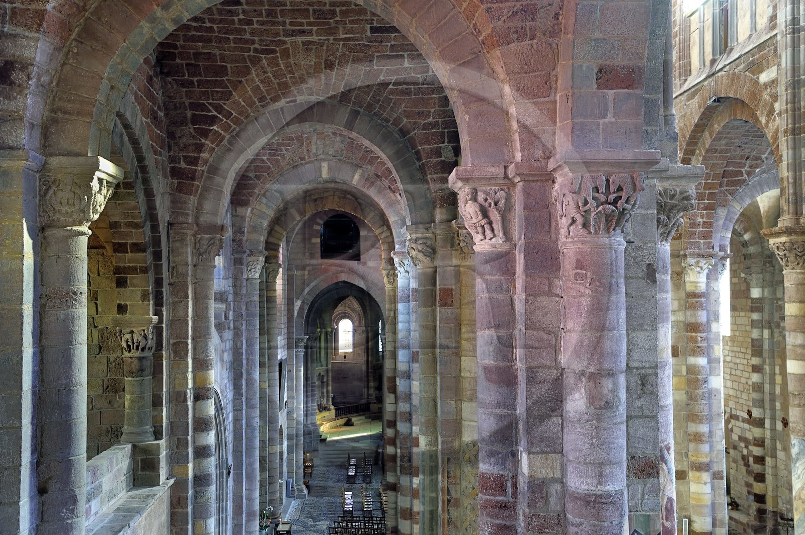 France, Haute-Loire (43), Brioude, la Basilique Saint-Julien de Brioude de style roman auvergnat, chapiteaux sculptés ornés de motifs