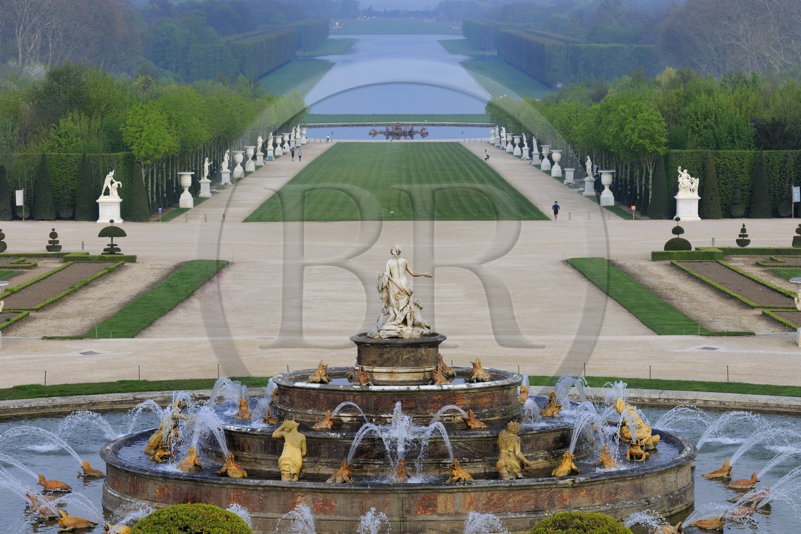 France, Yvelines (78), parc du château de Versailles, classé Patrimoine Mondial de l'UNESCO, le Bassin de Latone et la perspective des jardins et de l'axe du Soleil vers le Grand Canal