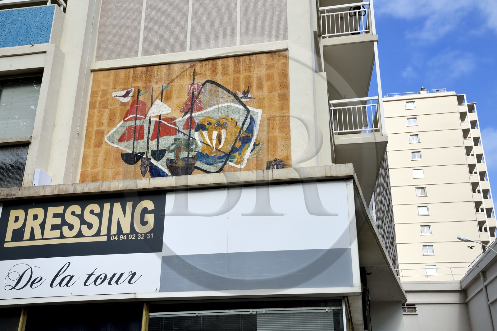 France, Var (83), Toulon, quartier du port marchand, fresque décoratives aux angles d'immeubles