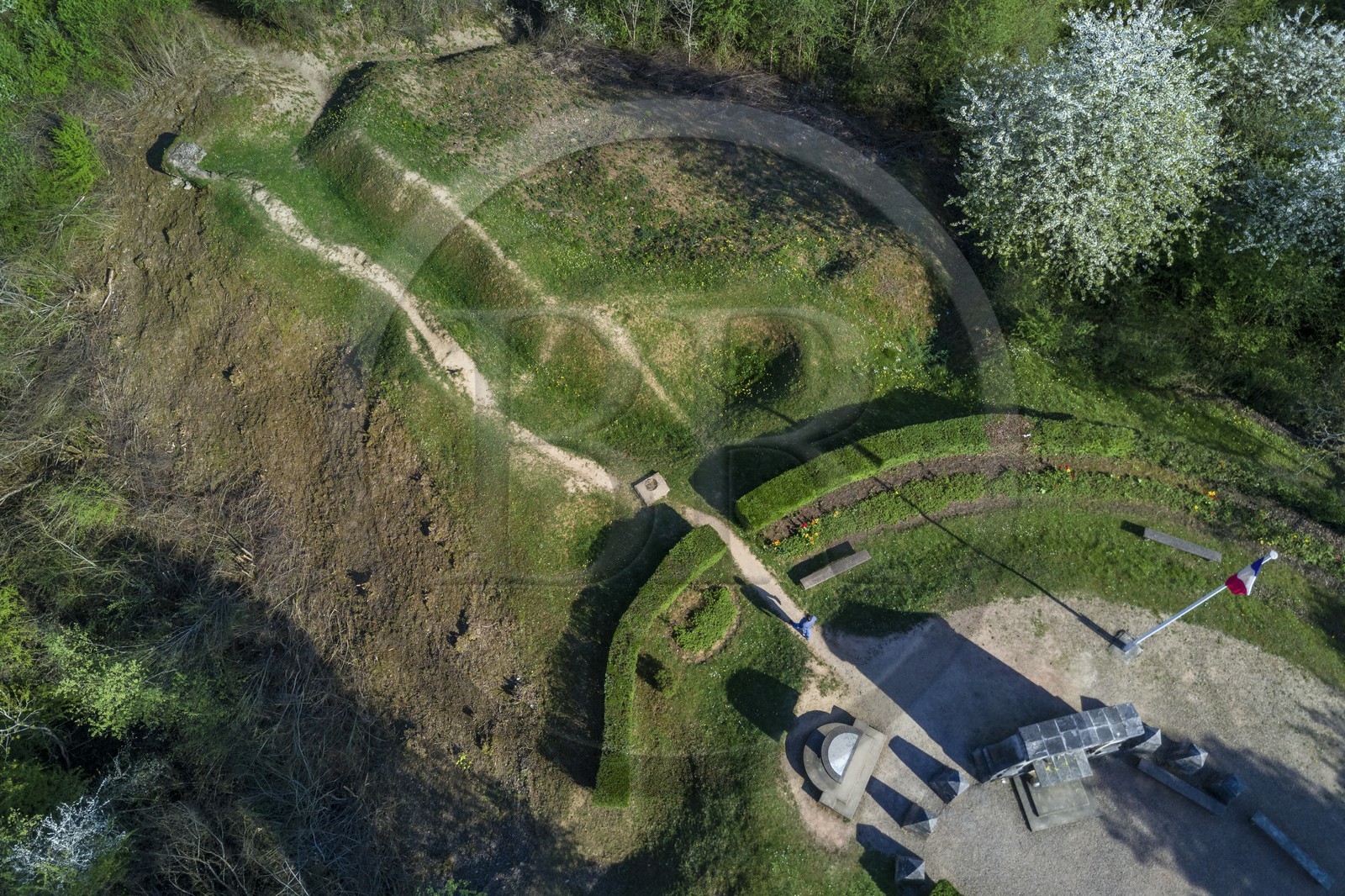 France, Meuse (55), Parc régional de Lorraine, Cotes de Meuse, Les Éparges, traces des combats d’une des luttes les plus meurtrières de la Première Guerre mondiale, trous d'obus et monument du point X en mémoire de Ceux qui n'ont pas de tombe (vue aérienne)