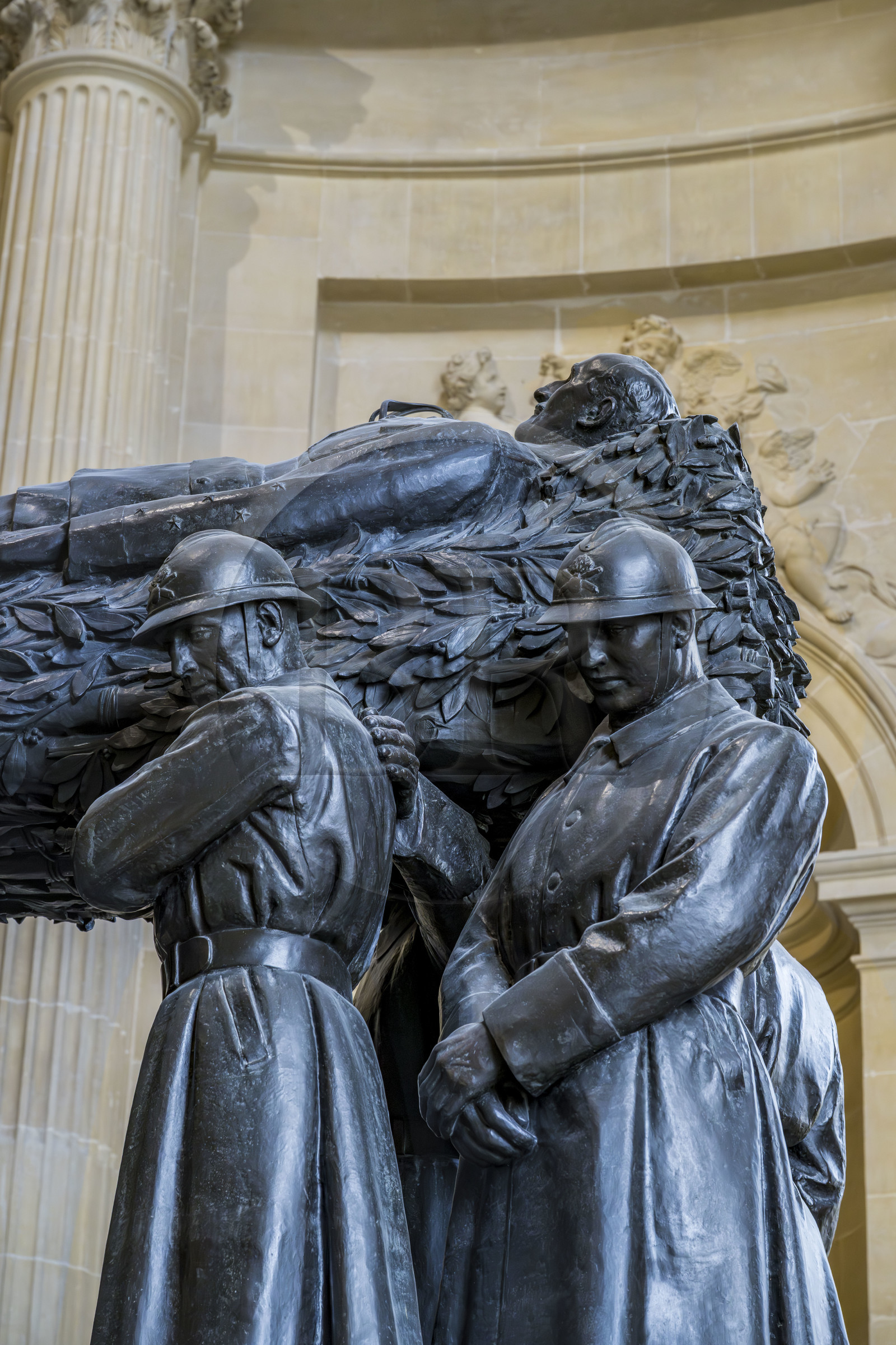 France, Paris (75), Hotel des Invalides, la cathédrale Saint-Louis-des-Invalides, le panthéon militaire, le dôme des Invalides, tombeau en bronze du Marechal de France Ferdinand Foch dans la chapelle Saint-Ambroise, groupe de soldats portant symboliquement le corps du maréchal Foch, œuvre du sculpteur Paul Landowski