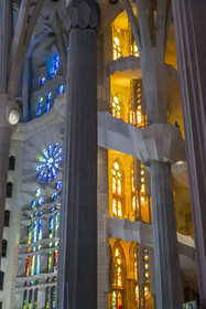 Espagne, Catalogne, Barcelone, quartier de l'Eixample, basilique de la Sagrada Familia de l'architecte du modernisme catalan Antoni Gaudi classée Patrimoine Mondial de l'UNESCO, le transept de la façade de la Passion dédiée à l'eau, à la résurrection et à la lumière et à droite un des deux escaliers en colimaçon du déambulatoire donnant accès à la partie supérieure du chœur
