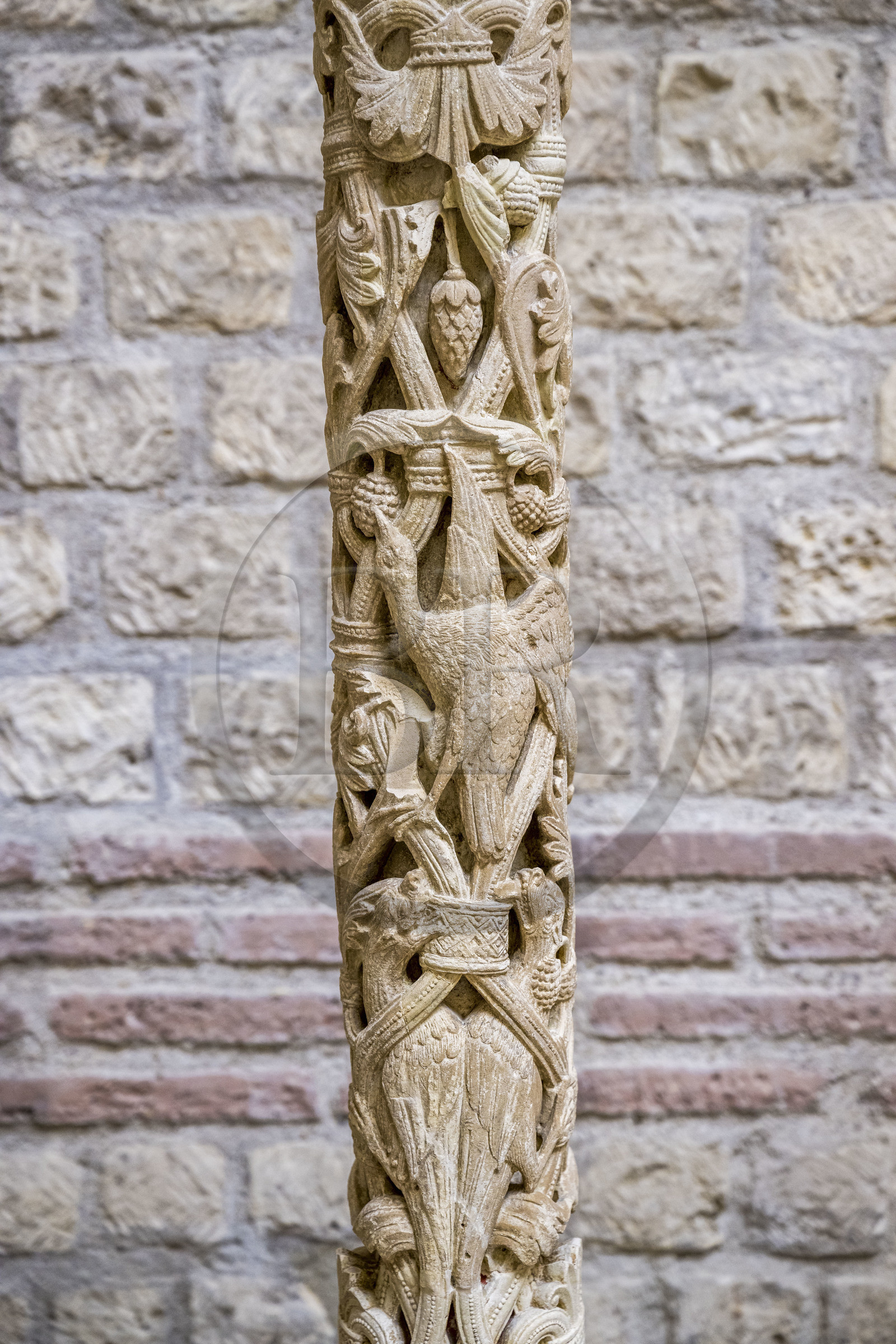 France, Paris (75), Musée de Cluny - Musée national du Moyen-Age, Art Roman, couples d'oiseaux et de griffons sur une colonnette provenant d'un piédroit du portail de l'église abbatiale de Saint-Denis