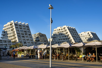 France, Hérault (34), La Grande-Motte, labellisé patrimoine du XXème siècle, quartier du Levant à l'Est du port, terrasses de Café sur la place Diana non loin du Point Zéro