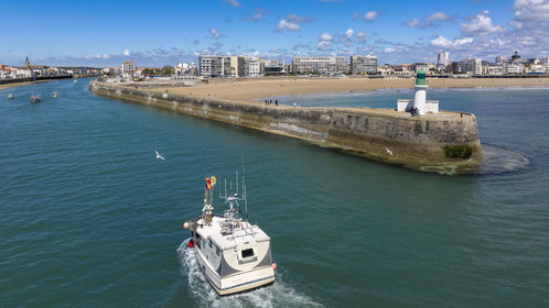 France, Vendée (85), Les-Sables-d'Olonne, la balise d'entrée du chenal au bout de la jetée des skippers classés de la course du Vendée Globe et bateau de pêche entrant dans le chenal d'accès aux ports (vue aérienne)