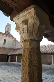 Croatie, Dalmatie, côte dalmate, Ile d’Ugljan, couvent franciscain Saint-Jérôme de la congrégation des Filles de la Miséricorde, le cloitre