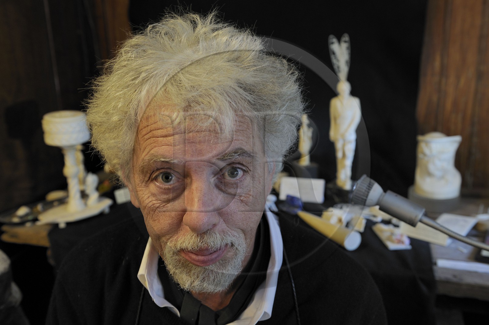 France, Seine-Maritime (76), Dieppe, le sculpteur d’ivoire Philippe Ragault dans son atelier