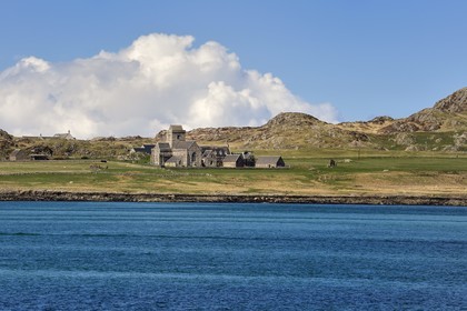 Royaume-Uni, Ecosse, Highland, Hébrides intérieures, Ile de Iona face à l'Ile de Mull, abbaye d'Iona en bordure de mer