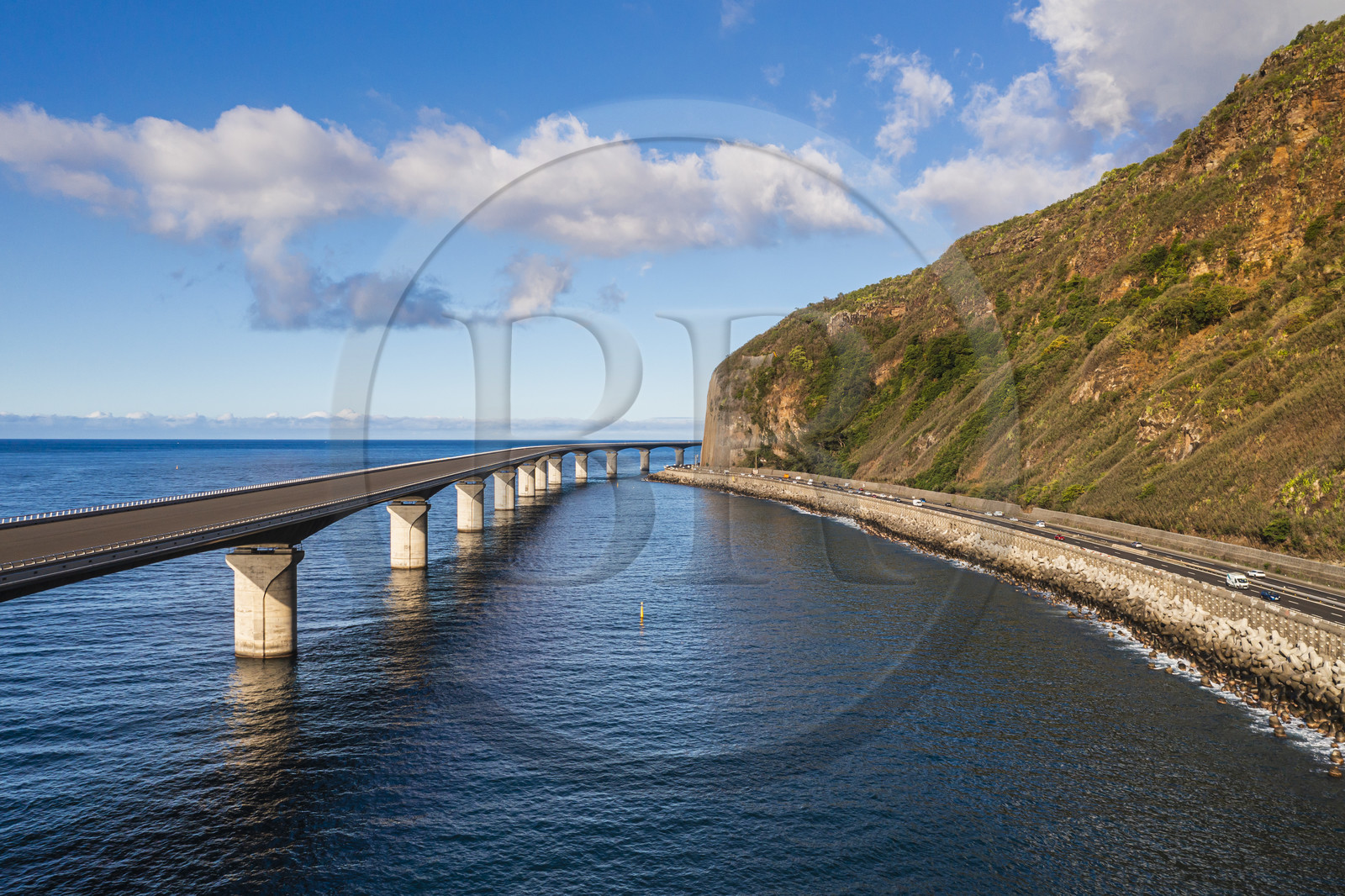 France, Ile de la Reunion, la Grande Chaloupe à La Possession, la Nouvelle Route du Littoral (NRL), le viaduc maritime long de 5,4 km entre la capitale Saint-Denis et la Grande Chaloupe (vue aérienne)