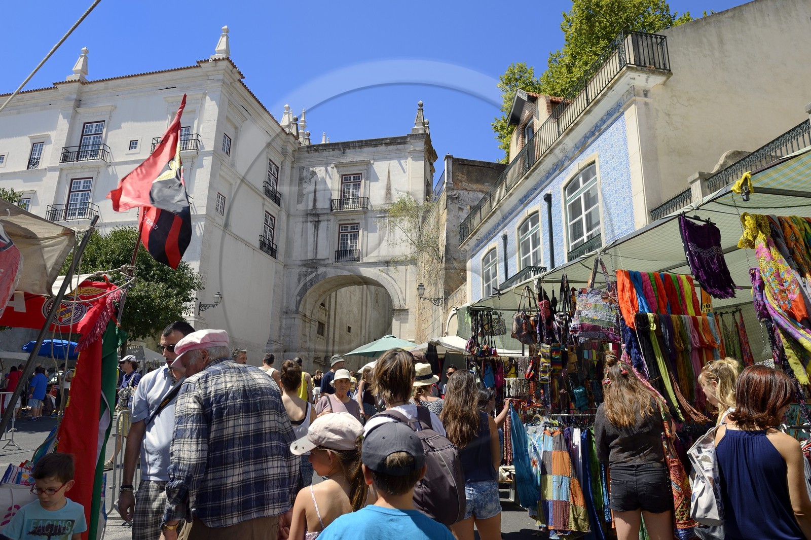 Portugal, Lisbonne, quartier de l'Alfama, campo de Santa Clara, le marché aux puces la Feira da Ladra (foire de la voleuse)