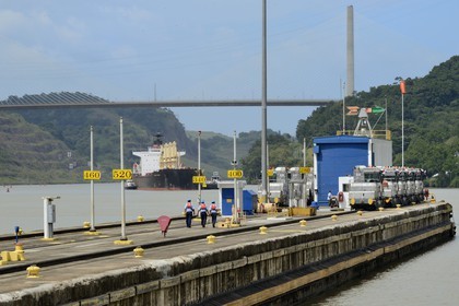 Panama, Canal de Panama, écluses de Pedro Miguel, cargo Panamax passant l'écluse