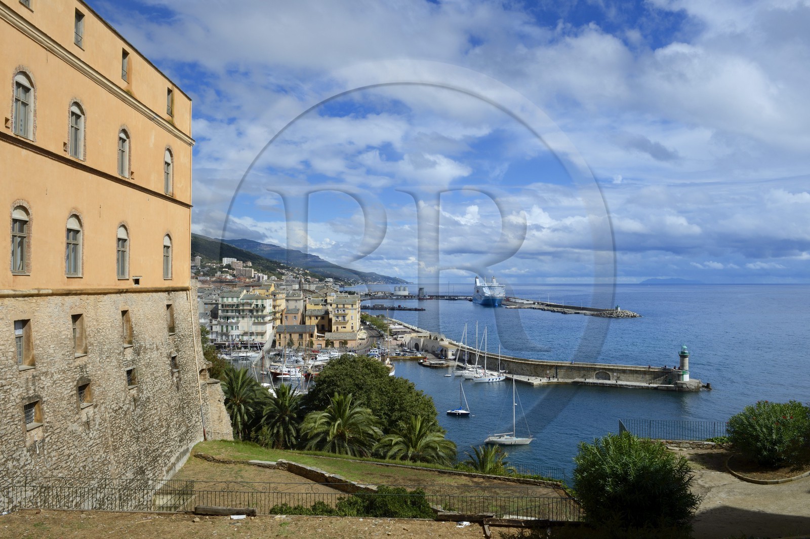 France, Haute-Corse (2B), Bastia, la Citadelle quartier de Terra-Nova, vue sur le port depuis l'ancien palais des gouverneurs génois, l'Ile de Capraia de l'archipel toscan en arrière plan