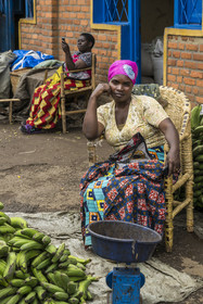 Rwanda, Province du Nord, Musanze (anciennement nommée Ruhengeri), le marché central, marchande de bananes