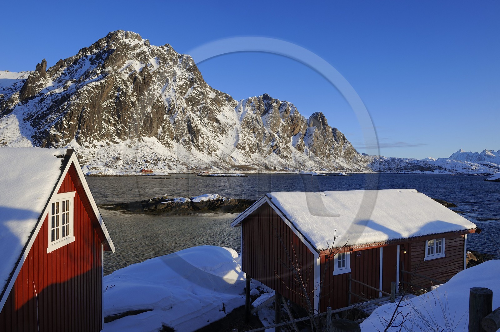 Norvège, Nordland, Iles Lofoten, le port de Svolvaer, cabanes de pêcheurs rorbuer