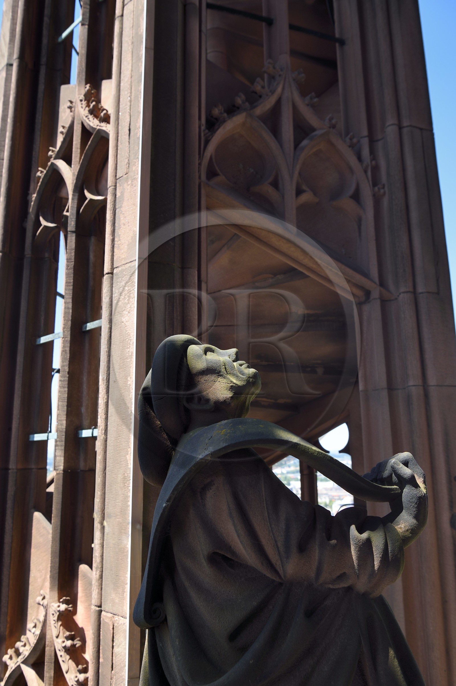 France, Bas-Rhin (67), Strasbourg, vieille ville classée au Patrimoine Mondial de l'UNESCO, la cathédrale Notre-Dame, à mi hauteur de chacun des quatres escaliers à vis appelées les Vier Schnecken (quatre escargots), une passerelle les relie à la tour octogonale et on y trouve deux statues, ici un des deux personnages tenant un phylactères