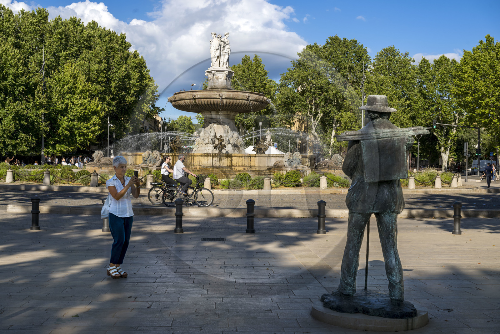 France, Bouches-du-Rhône (13), Aix en Provence, place de la Rotonde, statue de Paul Cezanne et fontaine de la Rotonde