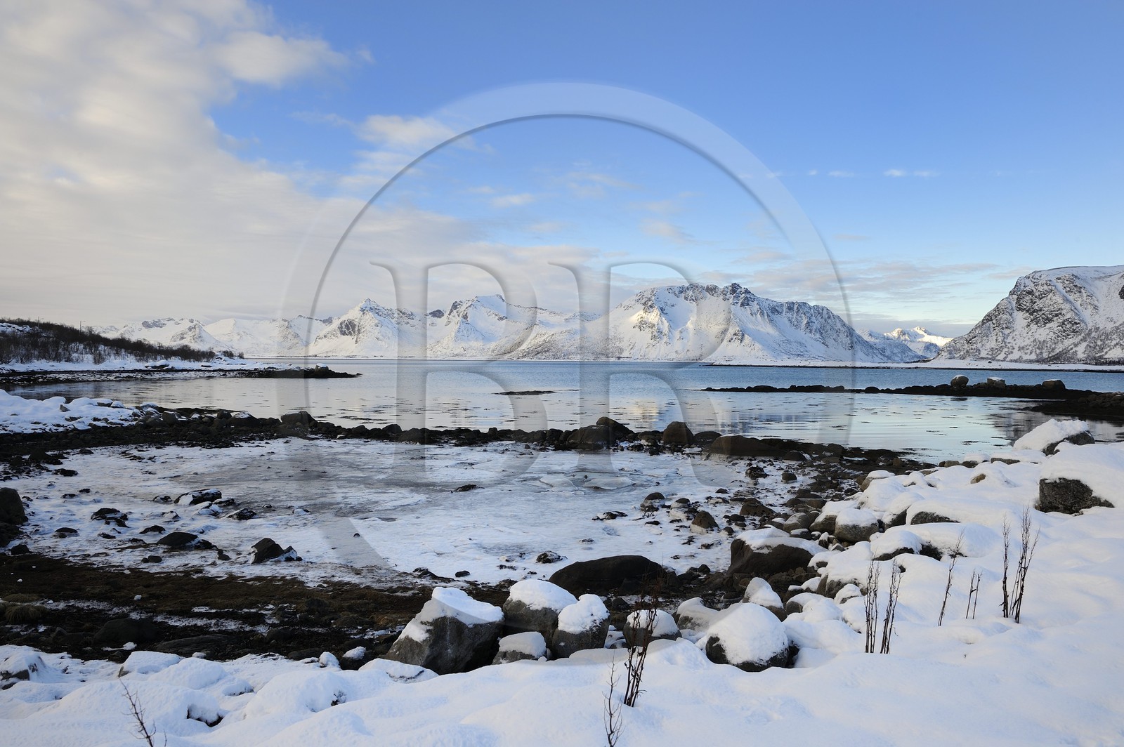 Norvège, Nordland, Îles Lofoten, vue sur l'ile de Vestvagoy depuis Vagan en hiver