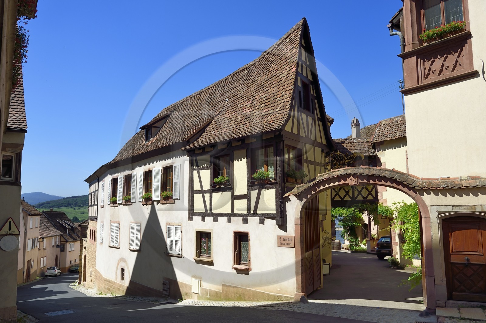France, Bas-Rhin (67), Route des vins d'Alsace, Mittelbergheim, labellisé Les Plus Beaux Villages de France, le Domaine viticole Boeckel rue de la Montagne