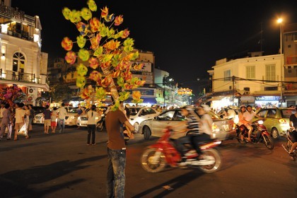 Vietnam, Hanoï, entrée du marché de nuit au lac Hoan Kiem
