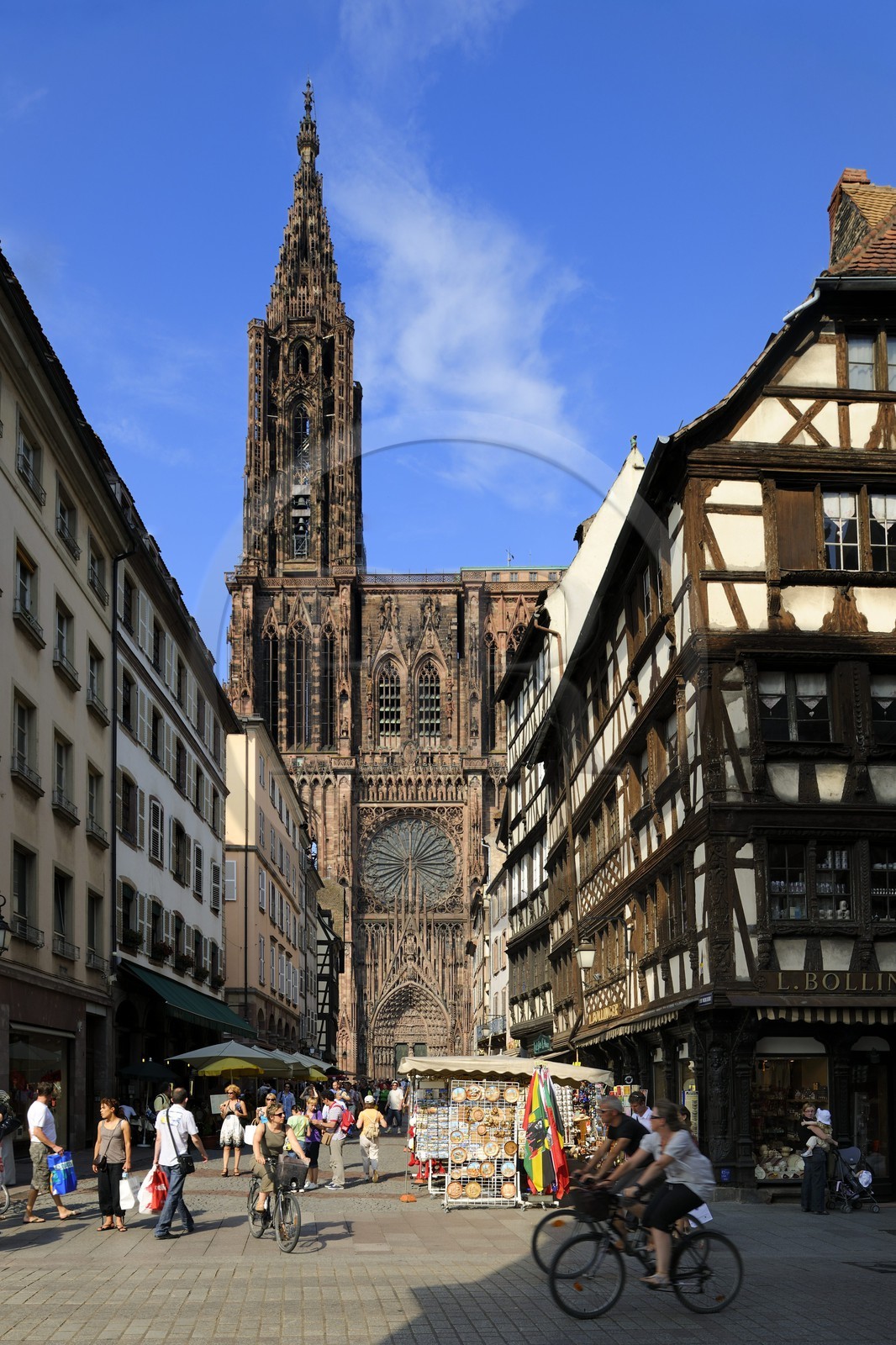 France, Bas-Rhin (67), Strasbourg, la cathédrale Notre-Dame et le rue Mercière